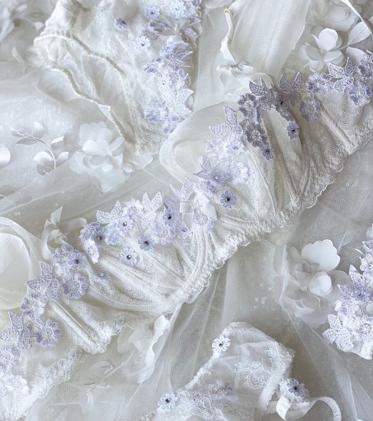 Spodní prádlo sněhového odstínu