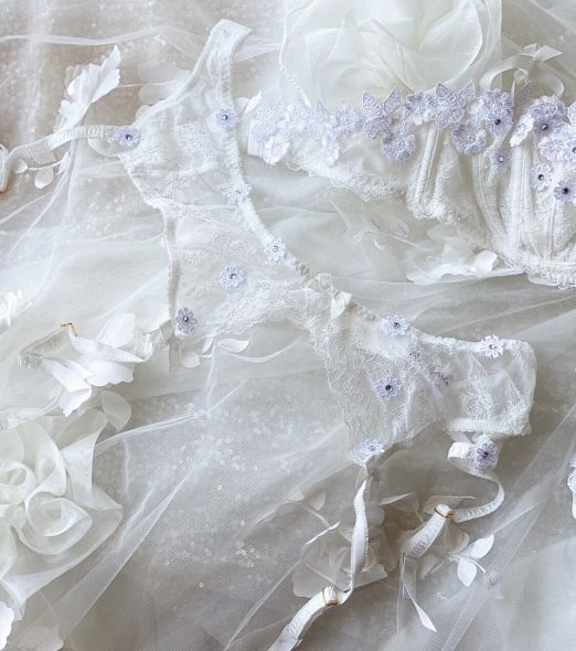 Spodní prádlo sněhového odstínu