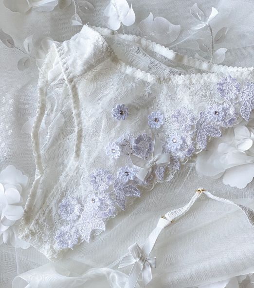 Spodní prádlo sněhového odstínu